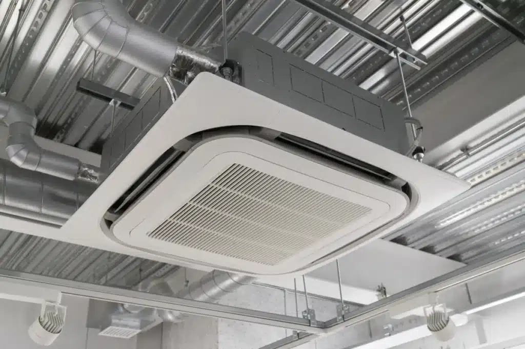 Unité de climatisation professionnelle au plafond avec conduits pour une gestion centralisée de la température