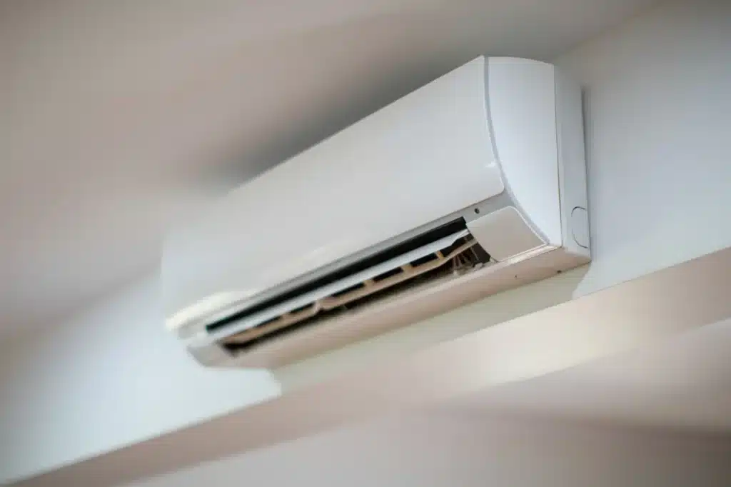 Vue rapprochée d'une unité intérieure de climatisation murale moderne, idéale pour un confort thermique optimal