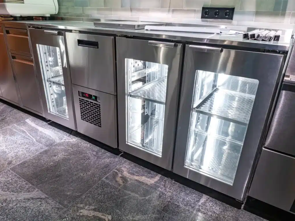 armoire réfrigérée en acier inoxydable installée dans une cuisine professionnelle.
