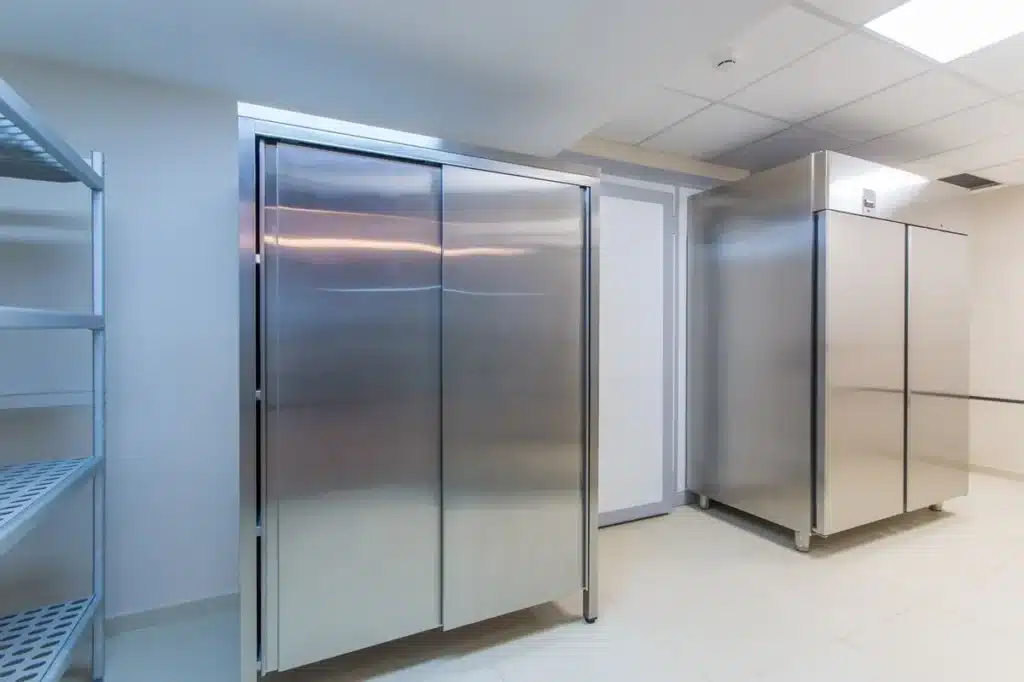 cellule de refroidissement rapide en acier inoxydable dans une cuisine professionnelle.