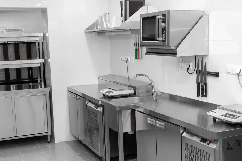 desserte réfrigérée avec portes vitrées pour le stockage des aliments en cuisine professionnelle. ​​