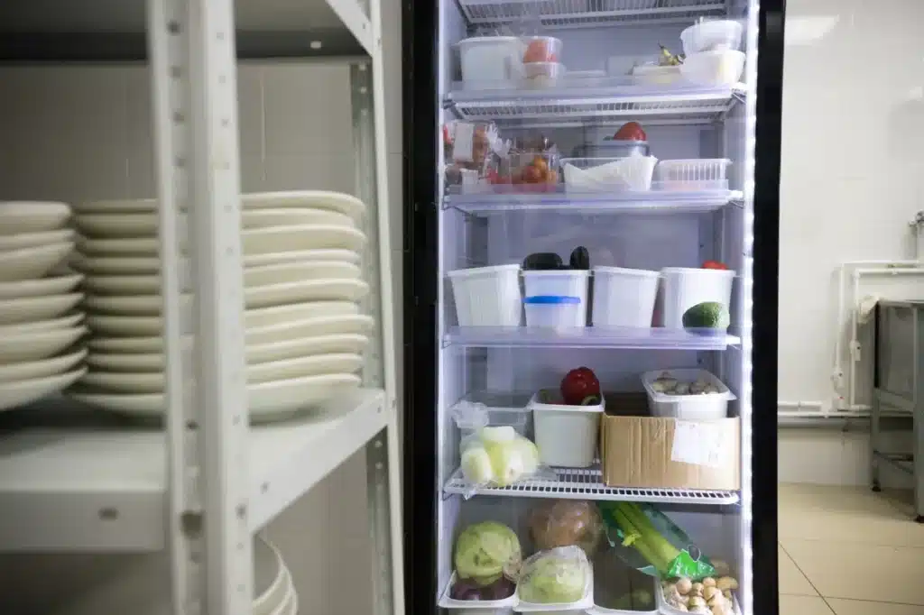 vitrines réfrigérées pour le stockage de denrées alimentaires dans un espace professionnel. ​​