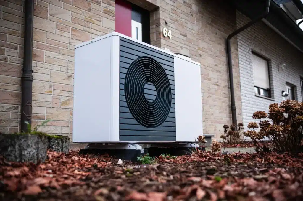 Pompe à chaleur installée devant une maison, offrant une solution de chauffage efficace.
